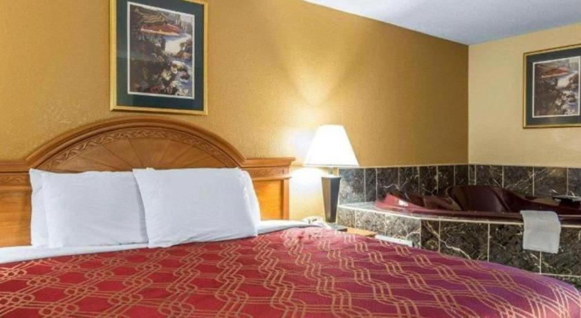 Econo Lodge Dalton Exteriör bild